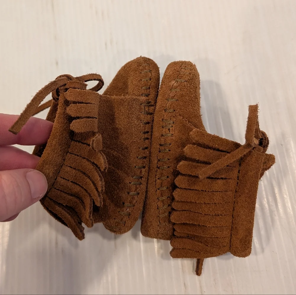 MINNETONKA Baby Brown Moccasins with Fringe and Suede Finish Size 1